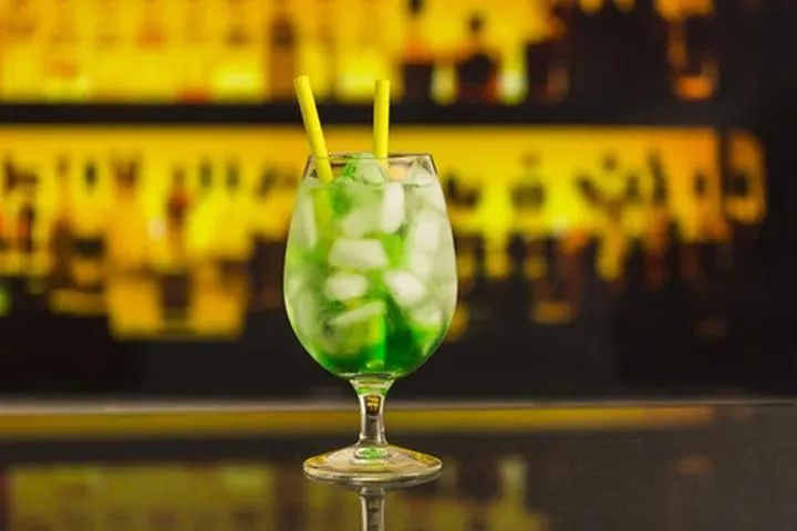 Dlaczego w drinkach używa się dwóch słomek? Odkryj tajemnice tego niezwykłego zwyczaju