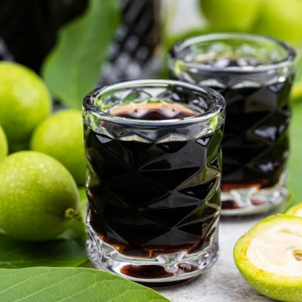 Drinki z orzechówki, które zachwycą gości – 7 prostych przepisów