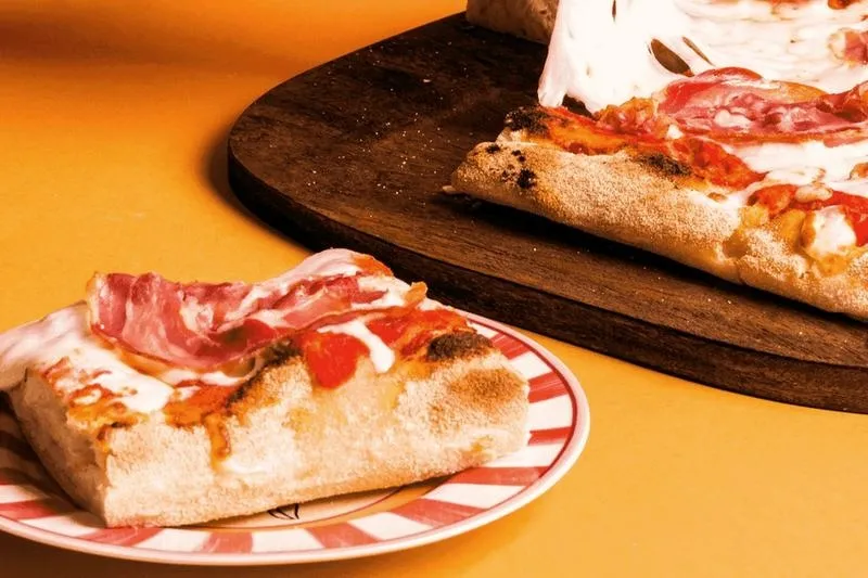 Gdzie powstała pizza? Odkryj fascynującą historię i jej nieznane pochodzenie