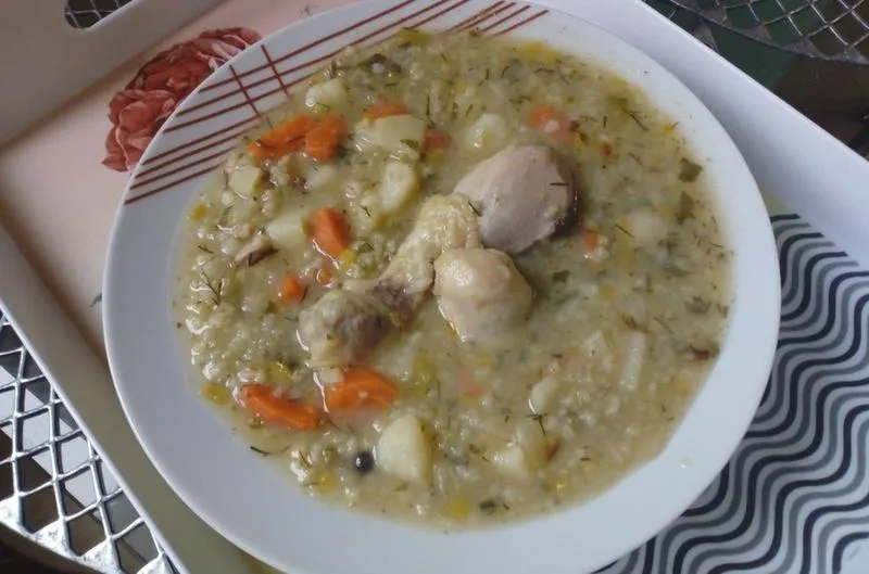 Ile kalorii ma krupnik na kurczaku? Wpływ składników i porcji