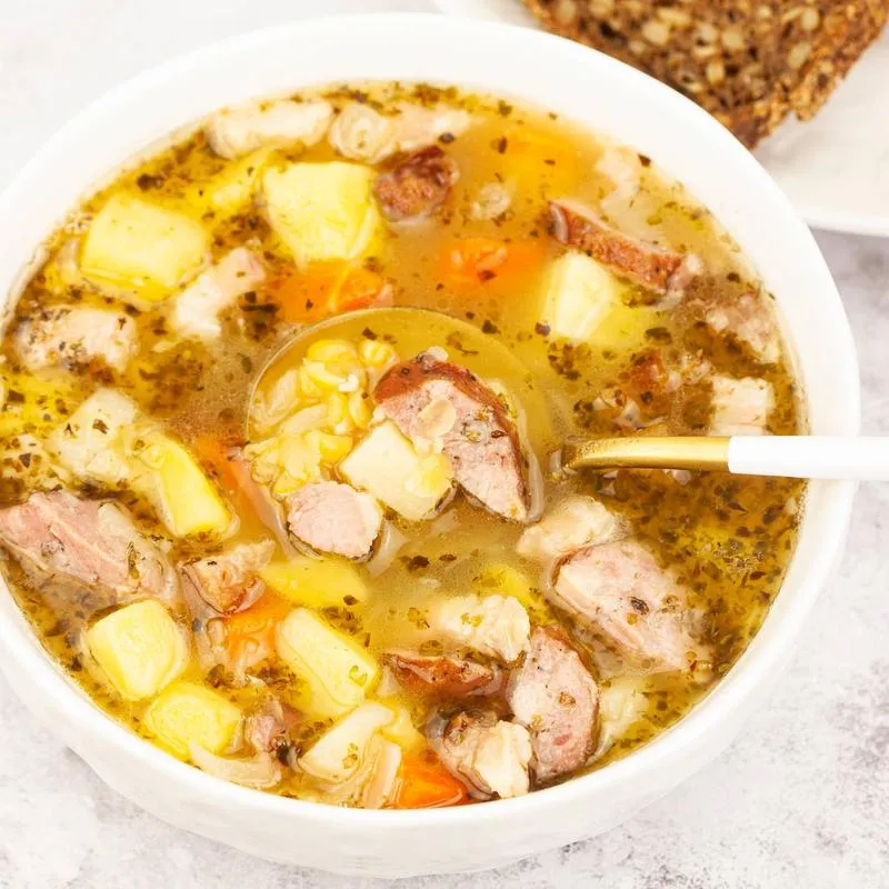 Ile kalorii ma pyszna zupa grochowa z ziemniakami i kiełbasą? Odkryj to teraz!