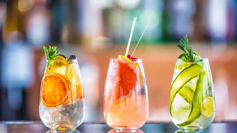 Ile kalorii mają drinki? Odkryj zaskakujące wartości, które cię zaskoczą