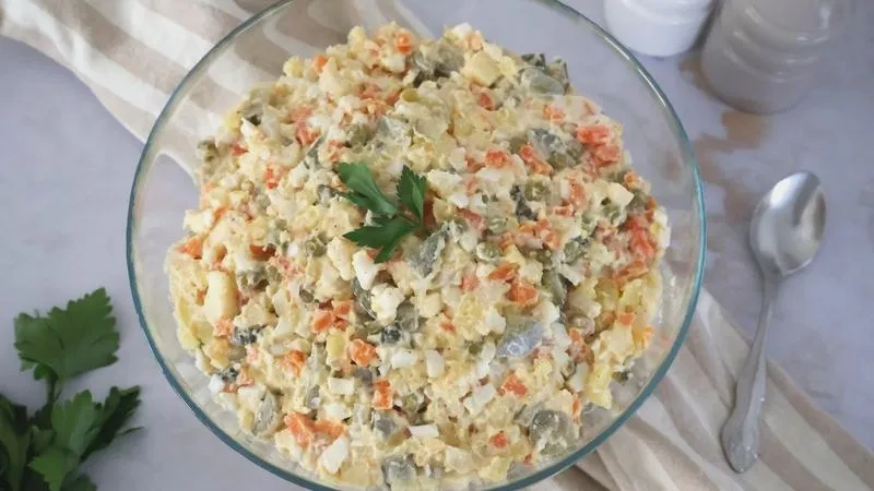 Ile kcal ma sałatka jarzynowa z majonezem? Odkryj zaskakujące fakty o kaloriach!