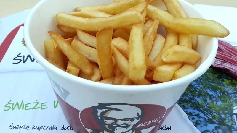 Ile zapłacisz za frytki w KFC? Zaskakujące ceny i rozmiary, które warto poznać