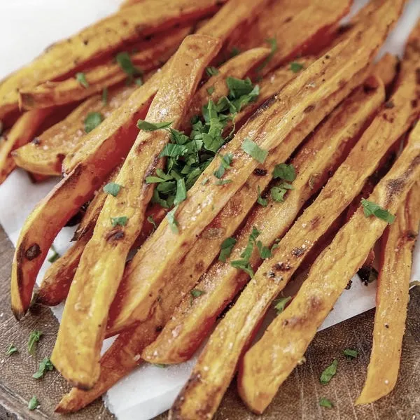 Jak idealnie pokroić bataty na frytki, które będą chrupiące i smaczne?