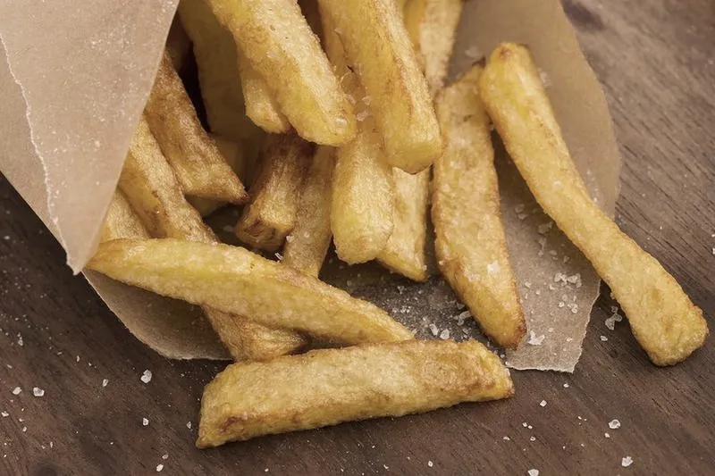 Jak piec mrożone frytki, by były chrupiące i pyszne: sprawdzone triki