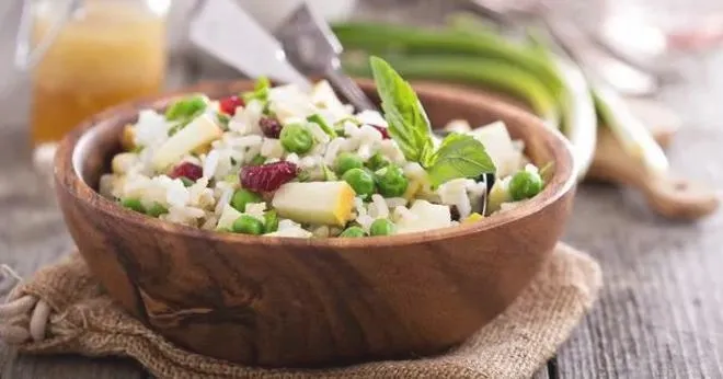 Jak skutecznie uratować przesoloną sałatkę i znów cieszyć się smakiem