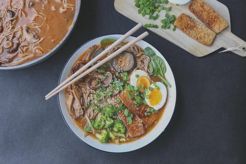 Jak w prosty sposób przygotować pyszną zupę ramen w domowym zaciszu?