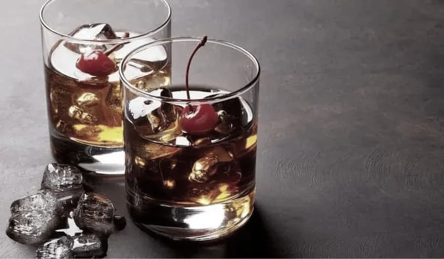 Męski drink na każdą okazję: odkryj najlepsze przepisy na mocne koktajle