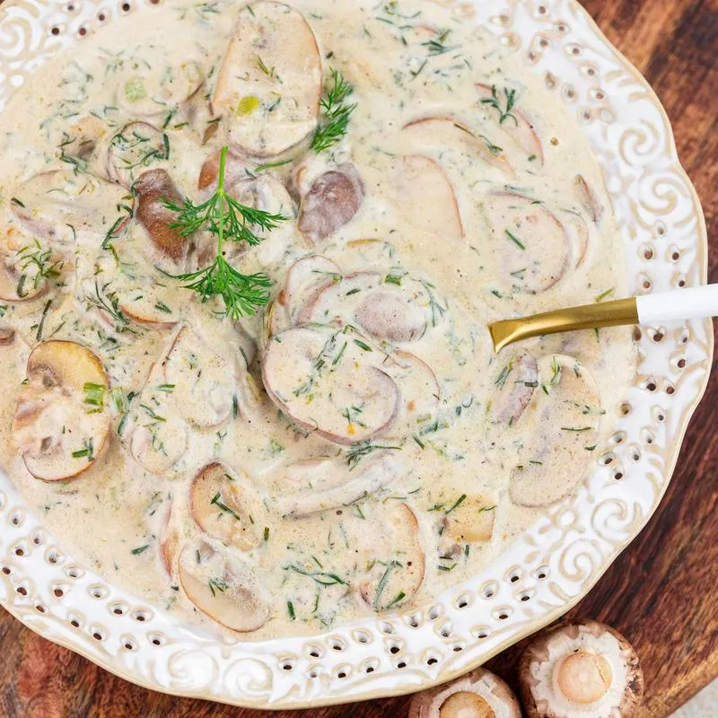 Oczaruj swoje dania wybornym sosem z pieczarek – odkryj, jak go zrobić!