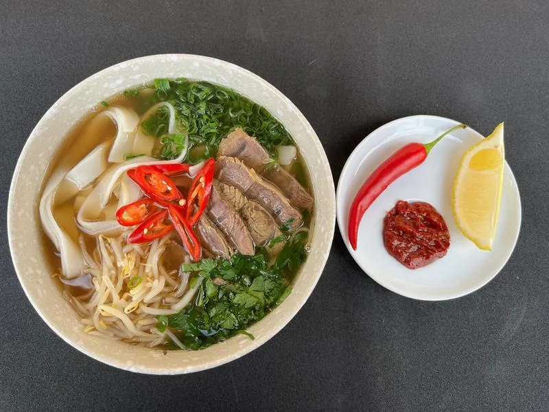 Od podstaw do smakowitej miski: jak zrobić zupę pho w domowym zaciszu