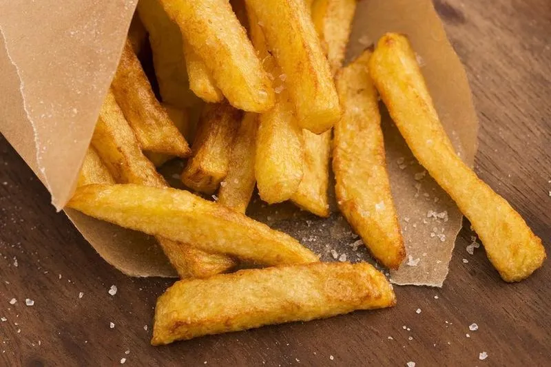 Odkryj idealną temperaturę, w jakiej piec frytki, aby były chrupiące jak w restauracji