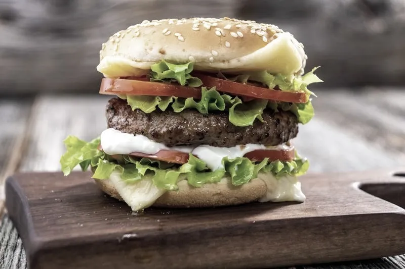 Odkryj To Co Lubię: Przewodnik po burgerowej uczcie dla drink and food lovers