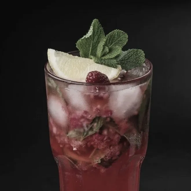 Orzeźwiające drinki w kubku z lodem, które oczarują Twoje podniebienie