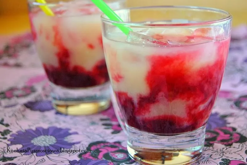 Orzeźwiające drinki z sokiem porzeczkowym – proste przepisy na letnie przyjęcia