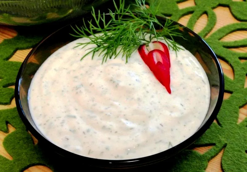 Prosty i kremowy sos z jogurtu naturalnego do makaronu w 5 krokach