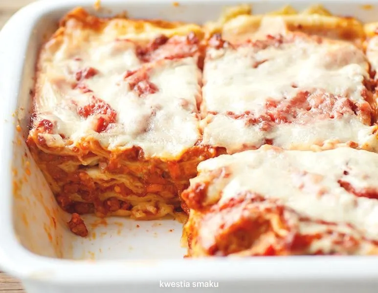 Pyszna lasagne z mięsem mielonym i sosem bolognese – prosty przepis na rodzinny obiad