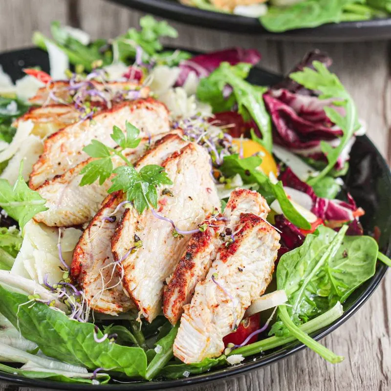 Pyszna sałatka z kurczakiem – prosty przepis na doskonałe danie