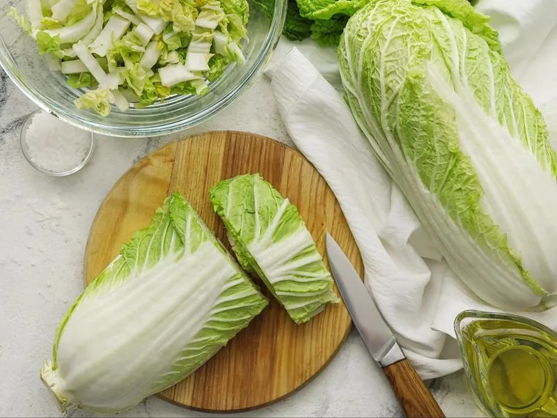 Pyszne sałatki z kapusty pekińskiej – proste przepisy, które zachwycą Twoje podniebienie!