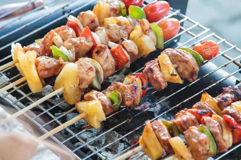 Pyszne szaszłyki na grillu: jak je upiec i uniknąć typowych błędów?