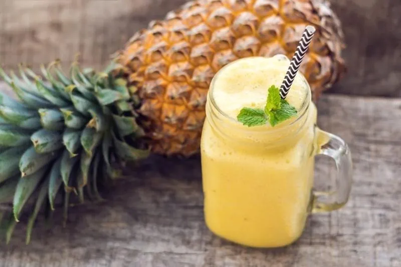 Pyszny drink z ananasem – prosty przepis na orzeźwiający koktajl