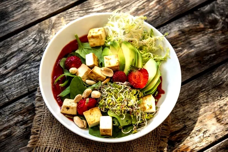 Sałatka jak z restauracji – odkryj proste przepisy na wyjątkowe smaki w kuchni