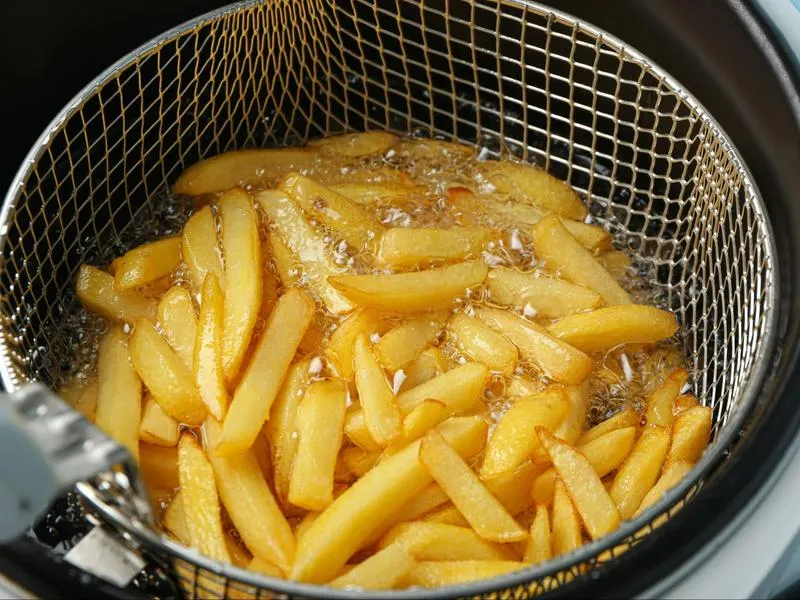 Sekrety smażenia frytek: Co powoduje pienienie się oleju i jak to naprawić?