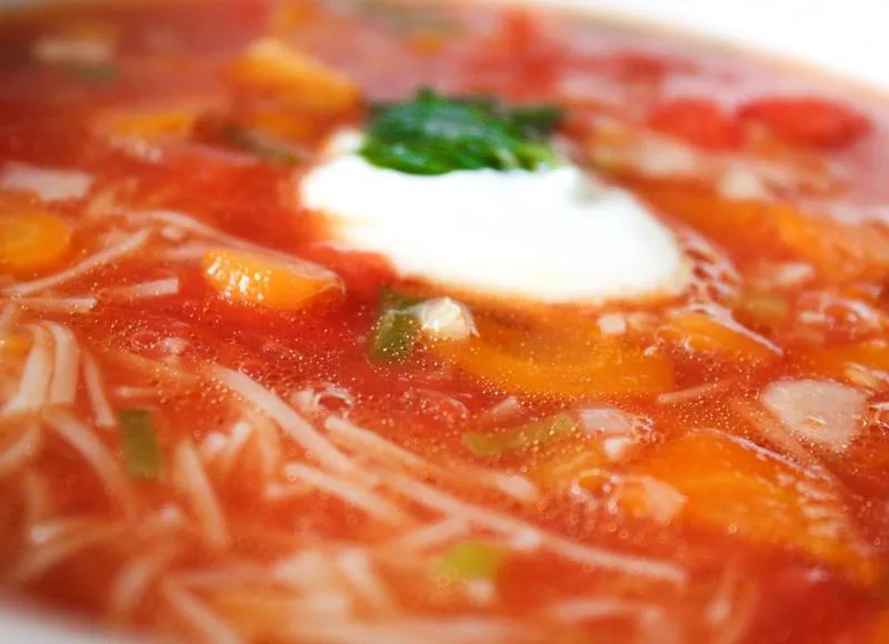 Sekrety zabielania zupy: Jak uniknąć zwarzenia i grudek w potrawie?