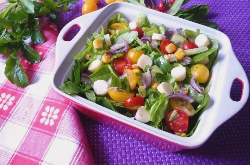 Smaczna i zdrowa przekąska: jak zrobić sałatkę z mix sałat w prosty sposób