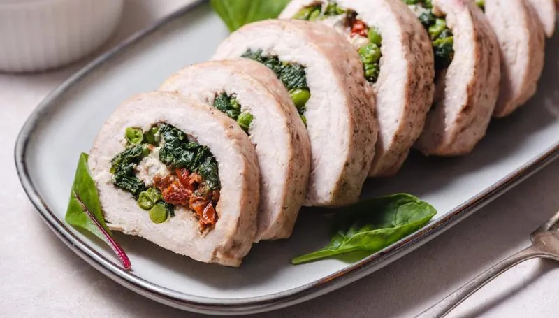 Smaczna rolada drobiowa – wypróbuj prosty przepis na pyszny obiad!