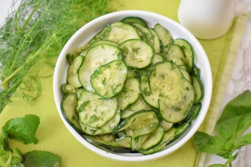 Zachwycające sałatki z ogórków – proste przepisy na każdą okazję!