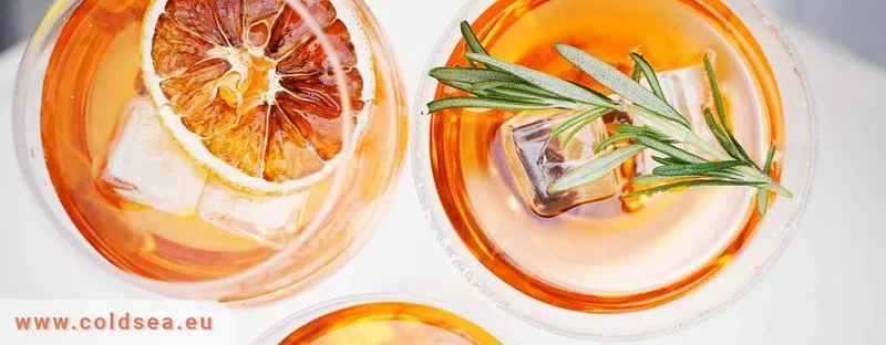 Zaskocz swoich gości: jak ozdobić drinka w efektowny sposób?