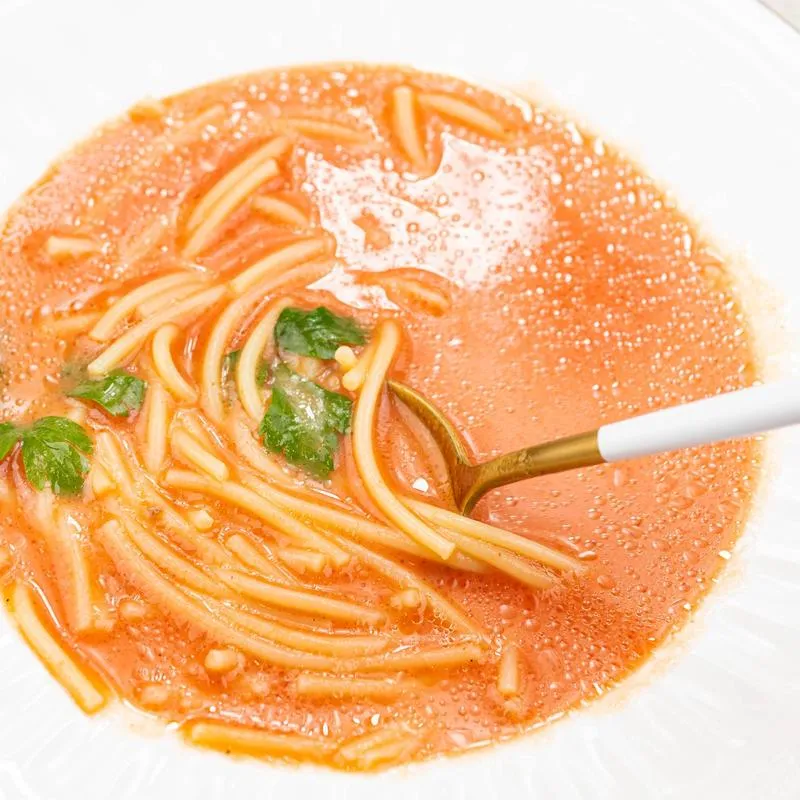 Zupa pomidorowa a pies: co warto wiedzieć przed podaniem i jakie składniki są niebezpieczne?