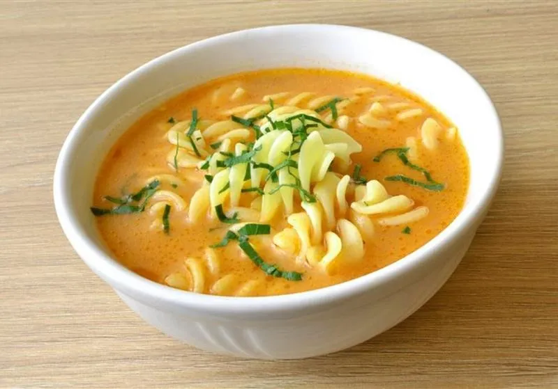 Zupa pomidorowa na nowe sposoby – 7 kreatywnych przepisów, które zachwycą smakiem