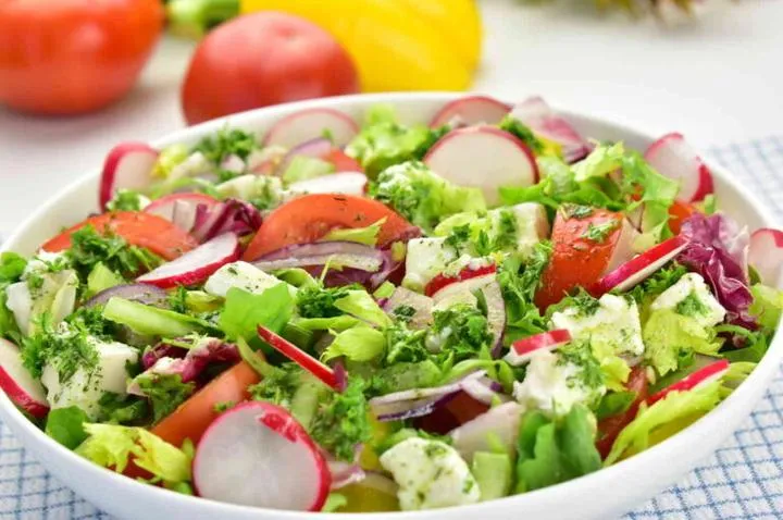 Gotowanie jarzyn do sałatki