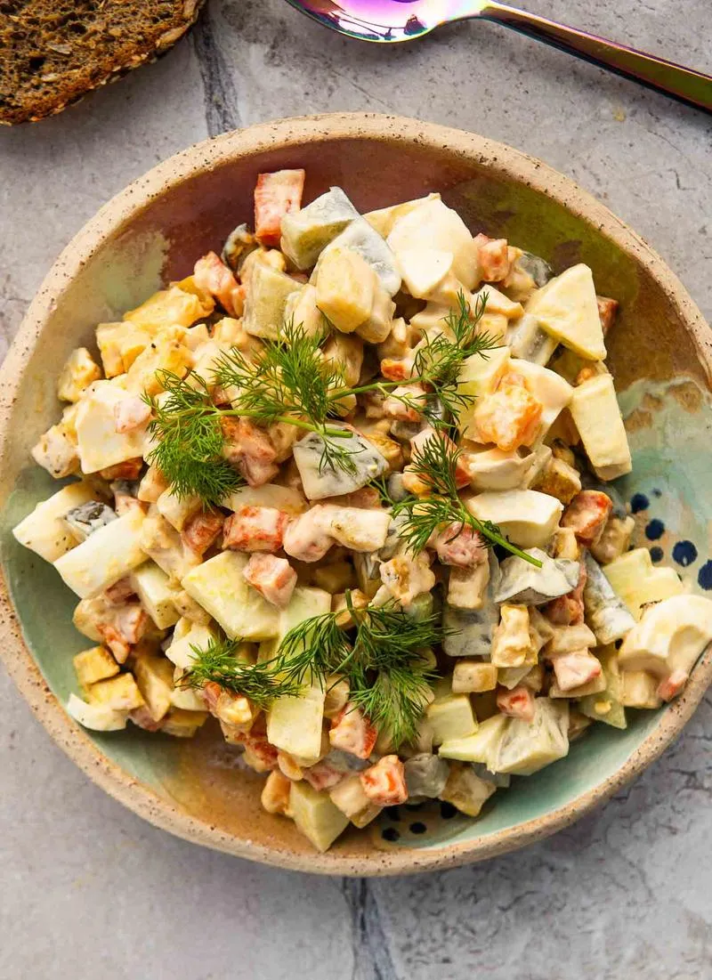 Objawy psucia się sałatki jarzynowej