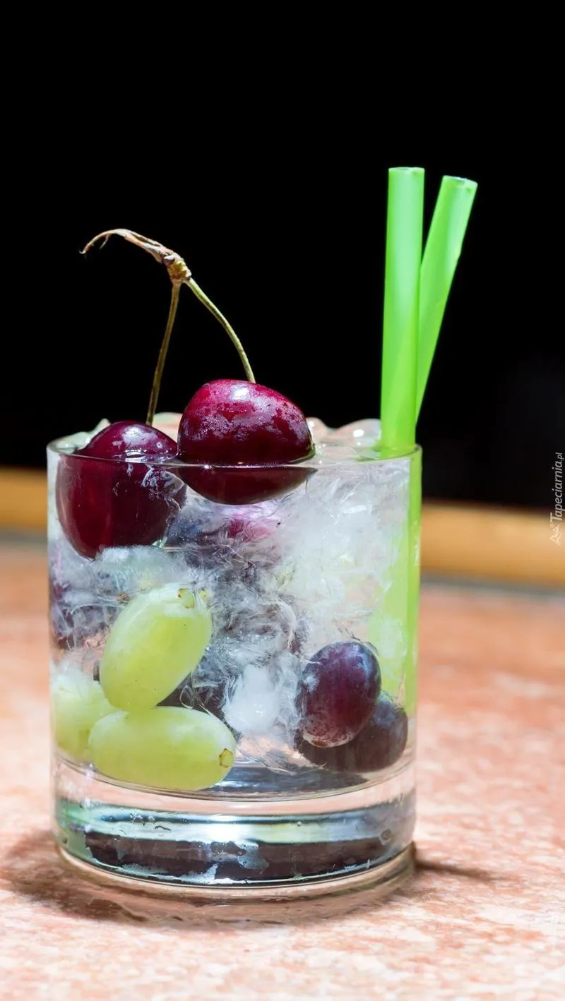 Podwójne słomki w drinkach