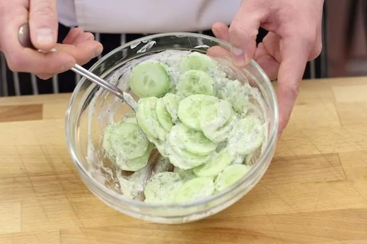 Proste sałatki z ogórków