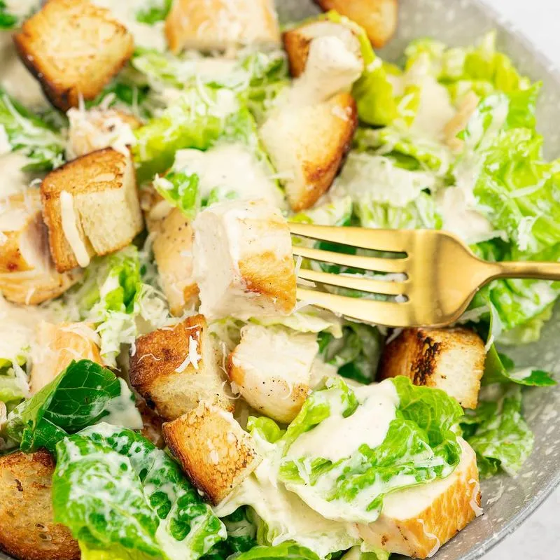 Sałatka Cezar tradycyjna vs fit