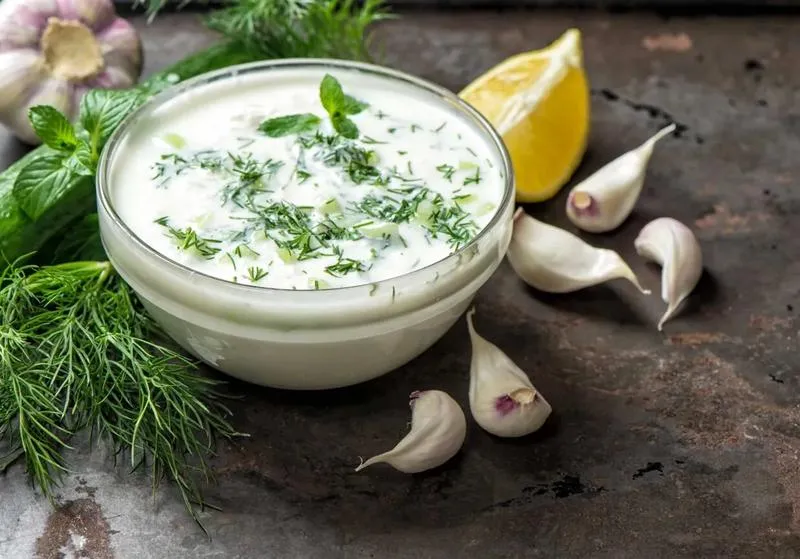 Sos jogurtowy do sałatki