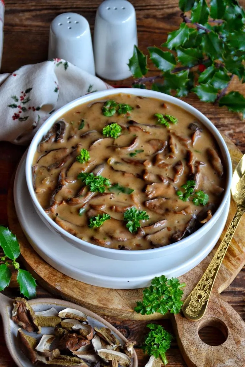 Wegańskie dania z sosem grzybowym